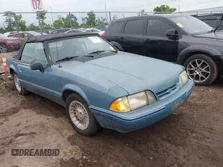 1993 Ford Mustang z VIN 1FACP44M3PF212921, wystawiony jako IAAI lot #42337259 z przebiegiem 114 522 mil mil oraz . Historia ofert i sprzedaży dostępna na DreamBid. Obrazek 1.