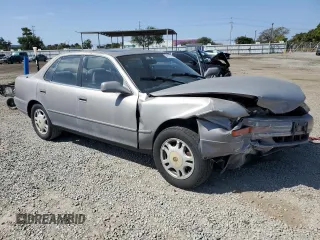 1994 Toyota Camry LE z VIN JT2GK12E6R0055565, wystawiony jako Copart lot #54031255 z przebiegiem 240 841 mil mil oraz Szkoda całkowita • Salvage title. Historia ofert i sprzedaży dostępna na DreamBid. Obrazek 4.