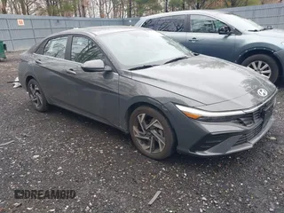 2024 Hyundai Elantra SEL z VIN KMHLS4DGXRU809075, wystawiony jako IAAI lot #41800469 z przebiegiem 14 742 mil mil oraz . Historia ofert i sprzedaży dostępna na DreamBid. Obrazek 1.
