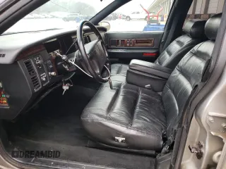 1996 Cadillac Fleetwood z VIN 1G6DW52P3TR710083, wystawiony jako Copart lot #52963025 z przebiegiem 130 658 mil mil oraz Czysty tytuł • Clean title. Historia ofert i sprzedaży dostępna na DreamBid. Obrazek 7.