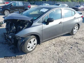 2020 Nissan Versa S z VIN 3N1CN8DV1LL834727, wystawiony jako IAAI lot #42210192 z przebiegiem 83 630 mil mil oraz . Historia ofert i sprzedaży dostępna na DreamBid. Obrazek 2.