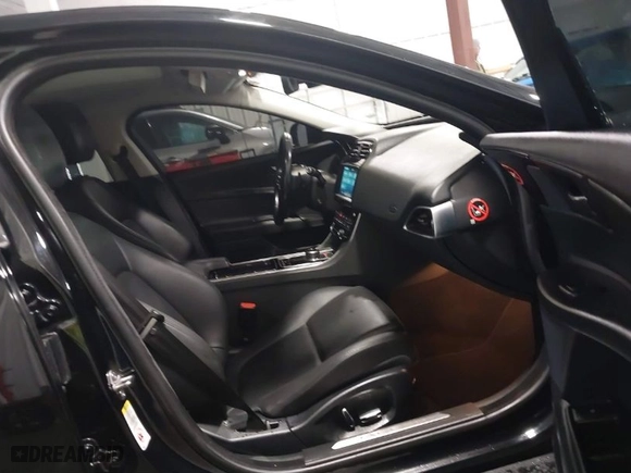 2019 Jaguar XE 25t with VIN SAJAS4FXXKCP52690, listed as a IAAI auction lot 40936551 with 79,780 mi miles. Bid and sale history available at carsss.com. Image 5.