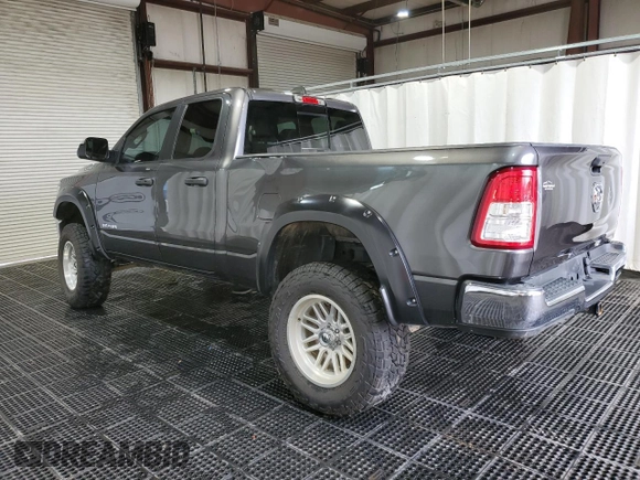 2019 Ram 1500 Tradesman z VIN 1C6RRECTXKN667039, wystawiony jako Copart lot #55602495 z przebiegiem 101 702 mil mil oraz Szkoda całkowita • Salvage title. Historia ofert i sprzedaży dostępna na DreamBid. Obrazek 2.