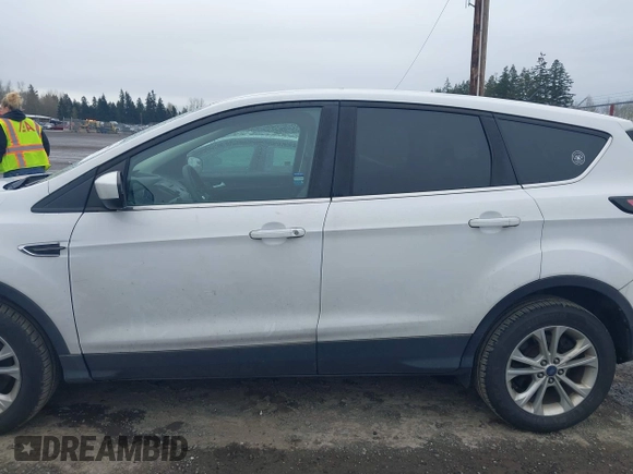 2017 Ford Escape SE z VIN 1FMCU9G95HUA24739, wystawiony jako IAAI lot #41880800 z przebiegiem 164 285 mil mil oraz . Historia ofert i sprzedaży dostępna na DreamBid. Obrazek 14.