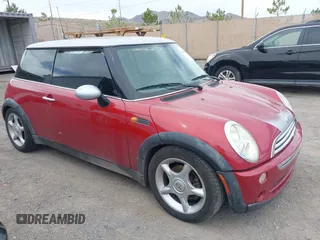 2006 MINI Hardtop z VIN WMWRC33516TK65263, wystawiony jako IAAI lot #42003520 z przebiegiem 185 065 mil mil oraz . Historia ofert i sprzedaży dostępna na DreamBid. Obrazek 1.