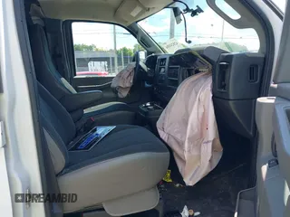 2021 Chevrolet Express Cargo z VIN 1GCWGAF71M1207030, wystawiony jako IAAI lot #42824104 z przebiegiem 40 809 mil mil oraz . Historia ofert i sprzedaży dostępna na DreamBid. Obrazek 5.