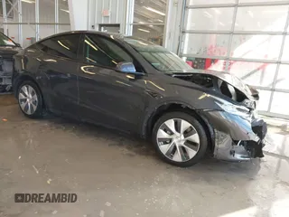2021 Tesla Model Y Long Range with VIN 5YJYGDEE2MF087871, listed as a IAAI auction lot 41370004 with 85,757 mi miles. Bid and sale history available at carsss.com. Image 1.