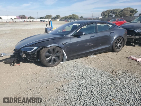 2024 Tesla Model S z VIN 5YJSA1E57RF545269, wystawiony jako Copart lot #87419784 z przebiegiem Nie podano mil oraz Szkoda całkowita • Salvage title. Historia ofert i sprzedaży dostępna na DreamBid. Obrazek 1.