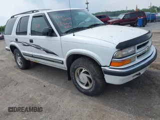 1999 Chevrolet Blazer Trailblazer z VIN 1GNDT13W8X2115188, wystawiony jako IAAI lot #42273208 z przebiegiem 151 882 mil mil oraz . Historia ofert i sprzedaży dostępna na DreamBid. Obrazek 1.