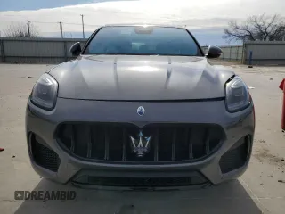 2023 Maserati Grecale Modena z VIN ZN682AVM8P7434729, wystawiony jako Copart lot #88773195 z przebiegiem Nie podano mil oraz Szkody całkowita. Historia ofert i sprzedaży dostępna na DreamBid. Obrazek 5.