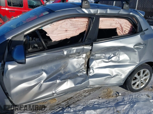 2013 Mazda 2 Touring z VIN JM1DE1LYXD0153291, wystawiony jako IAAI lot #41671574 z przebiegiem Nie podano mil oraz . Historia ofert i sprzedaży dostępna na DreamBid. Obrazek 6.