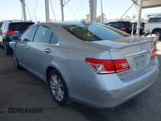 2012 Lexus ES 330 z VIN JTHBK1EGXC2495247, wystawiony jako IAAI lot #42398001 z przebiegiem 135 058 mil mil oraz . Historia ofert i sprzedaży dostępna na DreamBid. Obrazek 3.