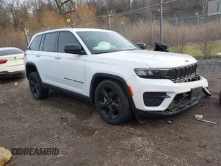 2023 Jeep Grand Cherokee Laredo z VIN 1C4RJHAG6PC620620, wystawiony jako IAAI lot #41086775 z przebiegiem 17 882 mil mil oraz . Historia ofert i sprzedaży dostępna na DreamBid. Obrazek 1.