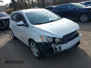 2015 Chevrolet Sonic LTZ z VIN 1G1JE6SB6F4145044, wystawiony jako IAAI lot #41579406 z przebiegiem 52 302 mil mil oraz . Historia ofert i sprzedaży dostępna na DreamBid. Obrazek 1.