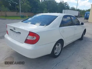 2002 Toyota Camry XLE z VIN 4T1BF32K42U007564, wystawiony jako IAAI lot #42534864 z przebiegiem 133 850 mil mil oraz . Historia ofert i sprzedaży dostępna na DreamBid. Obrazek 4.