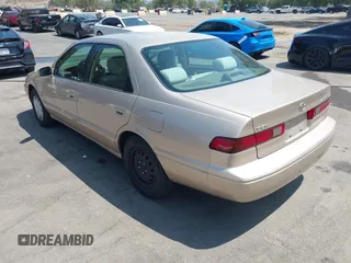 1999 Toyota Camry LE z VIN JT2BG22K1X0369726, wystawiony jako IAAI lot #42354218 z przebiegiem 213 828 mil mil oraz . Historia ofert i sprzedaży dostępna na DreamBid. Obrazek 3.