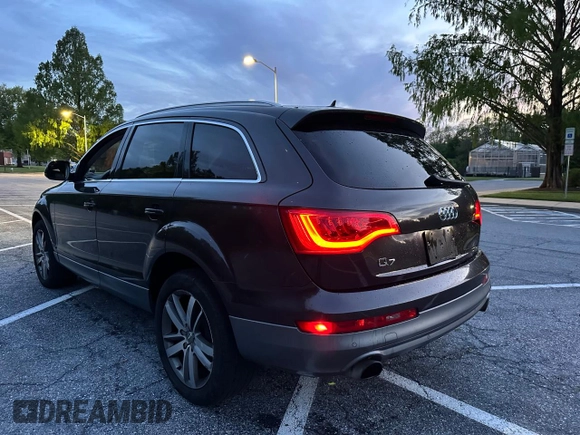 2013 Audi Q7 Premium Plus z VIN WA1LGAFE5DD001235, wystawiony jako Copart lot #56985295 z przebiegiem 183 454 mil mil oraz Czysty tytuł • Clean title. Historia ofert i sprzedaży dostępna na DreamBid. Obrazek 3.