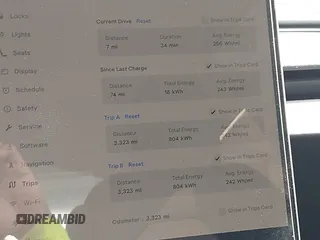 2025 Tesla Model 3 Long Range z VIN 5YJ3E1EB3SF907019, wystawiony jako IAAI lot #42117014 z przebiegiem 3 323 mil mil oraz . Historia ofert i sprzedaży dostępna na DreamBid. Obrazek 7.