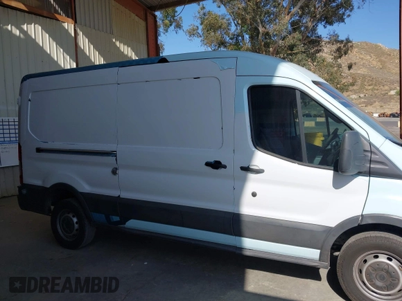 2018 Ford Transit z VIN 1FTYR2CM7JKA26085, wystawiony jako IAAI lot #42323037 z przebiegiem 131 121 mil mil oraz . Historia ofert i sprzedaży dostępna na DreamBid. Obrazek 13.