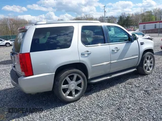 2010 Cadillac Escalade Luxury z VIN 1GYUKBEF1AR269054, wystawiony jako IAAI lot #39255908 z przebiegiem 96 965 mil mil oraz . Historia ofert i sprzedaży dostępna na DreamBid. Obrazek 4.