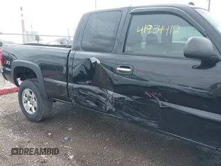 2005 Chevrolet Silverado 1500 Z71 with VIN 1GCEK19B85E146201, listed as a IAAI auction lot 41934412 with 175,240 mi miles. Bid and sale history available at carsss.com. Image 6.