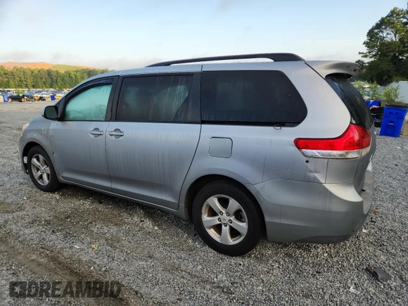 2011 Toyota Sienna LE AAS z VIN 5TDKK3DC1BS013087, wystawiony jako Copart lot #61815185 z przebiegiem 148 554 mil mil oraz Czysty tytuł • Clean title. Historia ofert i sprzedaży dostępna na DreamBid. Obrazek 2.