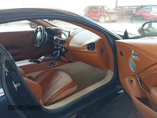 2019 Aston Martin Vantage z VIN SCFSMGAW3KGN00836, wystawiony jako IAAI lot #41974894 z przebiegiem 16 835 mil mil oraz . Historia ofert i sprzedaży dostępna na DreamBid. Obrazek 5.