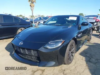 2023 Nissan Z Performance с VIN JN1BZ4BH1PM311774, выставлен на аукционе IAAI как лот 41818187 с пробегом 25 438 миль миль и . История ставок и продаж доступна на DreamBid. Изображение 17.
