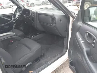 2004 Chevrolet Blazer LS z VIN 1GNDT13X34K157711, wystawiony jako IAAI lot #41282289 z przebiegiem 148 013 mil mil oraz . Historia ofert i sprzedaży dostępna na DreamBid. Obrazek 5.