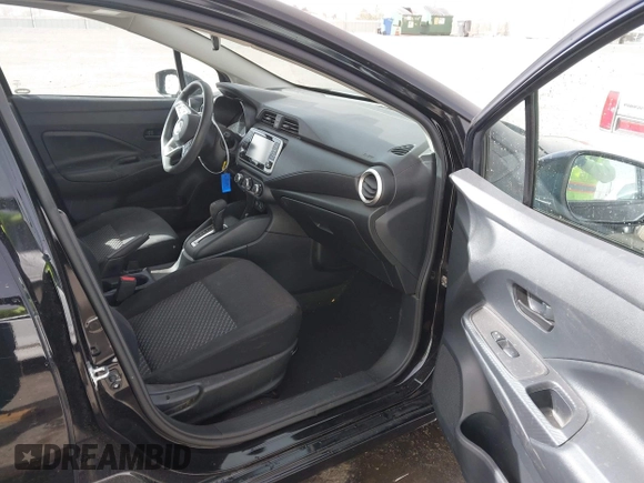 2022 Nissan Versa S z VIN 3N1CN8DV2NL827465, wystawiony jako IAAI lot #41693112 z przebiegiem 43 918 mil mil oraz . Historia ofert i sprzedaży dostępna na DreamBid. Obrazek 5.