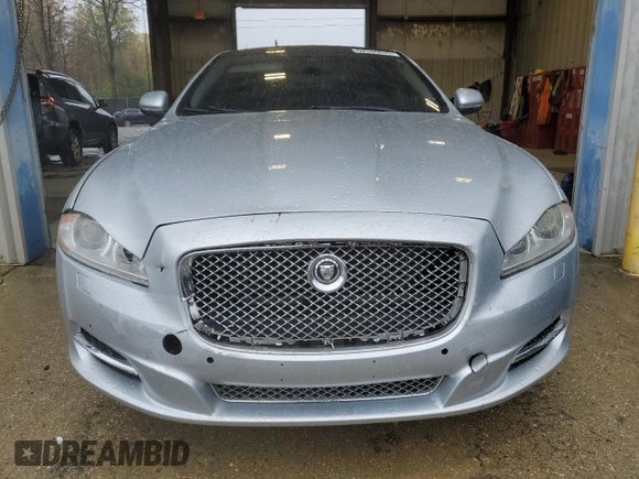 2013 Jaguar XJ Portfolio z VIN SAJWJ2GD6D8V44717, wystawiony jako Copart lot #52340635 z przebiegiem 120 560 mil mil oraz Szkody całkowita. Historia ofert i sprzedaży dostępna na DreamBid. Obrazek 5.