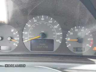 2001 Mercedes-Benz CLK 320/430 z VIN WDBLK70GX1T069063, wystawiony jako IAAI lot #42353619 z przebiegiem 107 770 mil mil oraz . Historia ofert i sprzedaży dostępna na DreamBid. Obrazek 7.