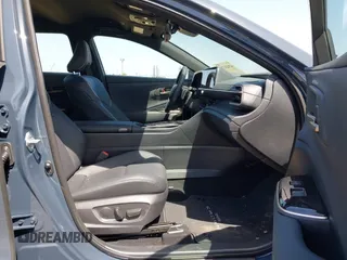 2025 Toyota Crown XLE z VIN JTDACAAJ6S3016620, wystawiony jako IAAI lot #42024734 z przebiegiem 5 492 mil mil oraz . Historia ofert i sprzedaży dostępna na DreamBid. Obrazek 5.