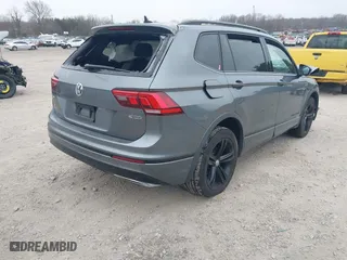 2019 Volkswagen Tiguan SE with VIN 3VV2B7AX0KM186146, listed as a IAAI auction lot 41785580 with 70,950 mi miles. Bid and sale history available at carsss.com. Image 4.