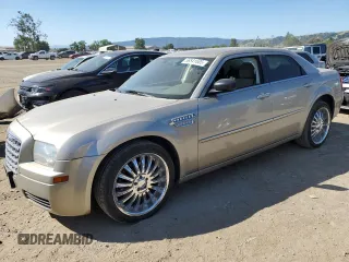 2008 Chrysler 300 LX z VIN 2C3KA43R68H177221, wystawiony jako Copart lot #56541605 z przebiegiem 141 637 mil mil oraz Szkoda całkowita • Salvage title. Historia ofert i sprzedaży dostępna na DreamBid. Obrazek 1.