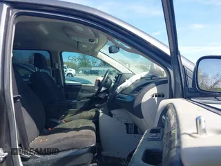 2017 Dodge Grand Caravan SE z VIN 2C4RDGBG1HR725915, wystawiony jako IAAI lot #42070982 z przebiegiem 134 659 mil mil oraz . Historia ofert i sprzedaży dostępna na DreamBid. Obrazek 5.