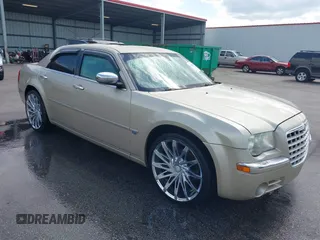 2007 Chrysler 300 C z VIN 2C3KA63H17H627150, wystawiony jako IAAI lot #42154287 z przebiegiem 206 920 mil mil oraz . Historia ofert i sprzedaży dostępna na DreamBid. Obrazek 1.
