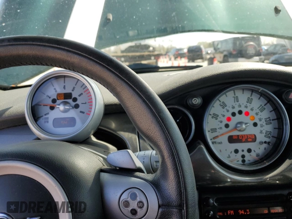 2008 MINI Convertible z VIN WMWRF335X8TG18578, wystawiony jako Copart lot #52097125 z przebiegiem 73 743 mil mil oraz Szkody całkowita. Historia ofert i sprzedaży dostępna na DreamBid. Obrazek 9.
