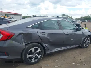 2020 Honda Civic LX z VIN 2HGFC2F62LH547412, wystawiony jako IAAI lot #42254847 z przebiegiem 62 519 mil mil oraz . Historia ofert i sprzedaży dostępna na DreamBid. Obrazek 17.