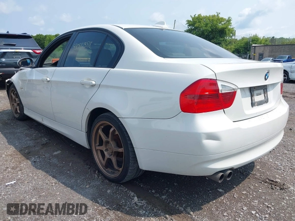 2006 BMW 3 Series 325xi with VIN WBAVD13556KV08675, listed as a IAAI auction lot 40086388 with 139,501 mi miles. Bid and sale history available at carsss.com. Image 3.