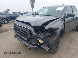 2023 Toyota Tacoma SR z VIN 3TYSZ5AN7PT106205, wystawiony jako IAAI lot #42084290 z przebiegiem 7123 mil mil oraz . Historia ofert i sprzedaży dostępna na DreamBid. Obrazek 6.