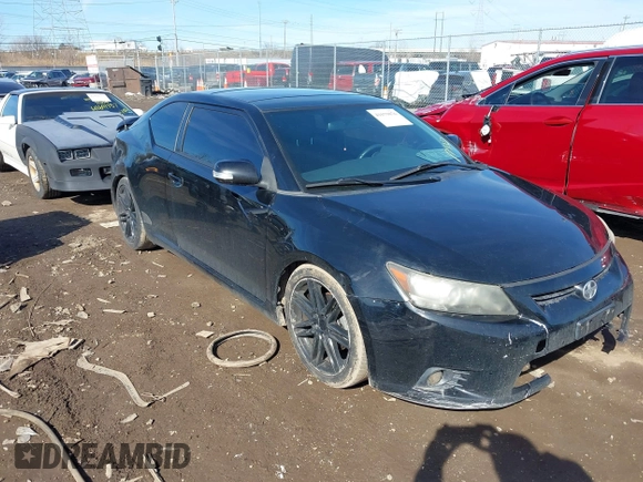 2012 Scion tC z VIN JTKJF5C79C3025063, wystawiony jako IAAI lot #41679076 z przebiegiem 153 272 mil mil oraz . Historia ofert i sprzedaży dostępna na DreamBid. Obrazek 1.