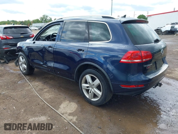 2011 Volkswagen Touareg Sport z VIN WVGFF9BP0BD002958, wystawiony jako IAAI lot #42281009 z przebiegiem 147 801 mil mil oraz . Historia ofert i sprzedaży dostępna na DreamBid. Obrazek 3.