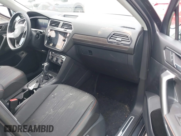 2024 Volkswagen Tiguan Wolfsburg Edition z VIN 3VV6B7AX3RM228613, wystawiony jako IAAI lot #41904996 z przebiegiem 3 129 mil mil oraz . Historia ofert i sprzedaży dostępna na DreamBid. Obrazek 5.