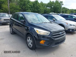 2017 Ford Escape S z VIN 1FMCU0F77HUC64841, wystawiony jako IAAI lot #42762570 z przebiegiem 151 736 mil mil oraz . Historia ofert i sprzedaży dostępna na DreamBid. Obrazek 1.