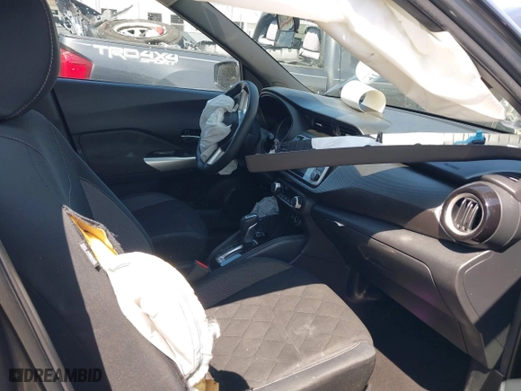 2020 Nissan Kicks SV with VIN 3N1CP5CV1LL550945, listed as a IAAI auction lot 41933319 with 70,519 mi miles. Bid and sale history available at carsss.com. Image 5.