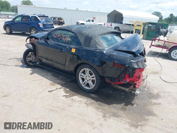 2012 Ford Mustang V6 z VIN 1ZVBP8EM6C5257151, wystawiony jako IAAI lot #42757179 z przebiegiem 210 654 mil mil oraz . Historia ofert i sprzedaży dostępna na DreamBid. Obrazek 3.