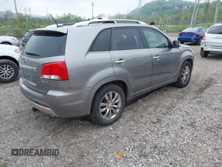 2012 Kia Sorento SX z VIN 5XYKWDA22CG196956, wystawiony jako IAAI lot #42212491 z przebiegiem 190 732 mil mil oraz . Historia ofert i sprzedaży dostępna na DreamBid. Obrazek 4.