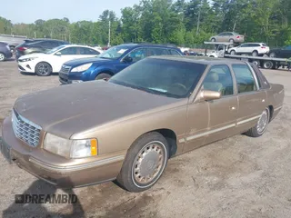 1998 Cadillac DeVille z VIN 1G6KD54Y3WU730001, wystawiony jako IAAI lot #42369702 z przebiegiem 88 540 mil mil oraz . Historia ofert i sprzedaży dostępna na DreamBid. Obrazek 2.