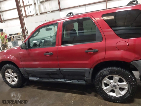 2006 Ford Escape XLT with VIN 1FMYU03106KC15575, listed as a IAAI auction lot 42017906 with 187,733 mi miles. Bid and sale history available at carsss.com. Image 14.